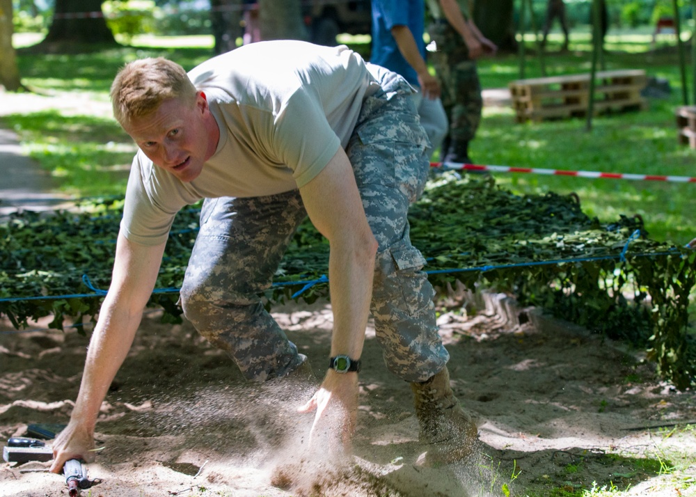 Latvian Soldiers invite US paratroopers to sports competition