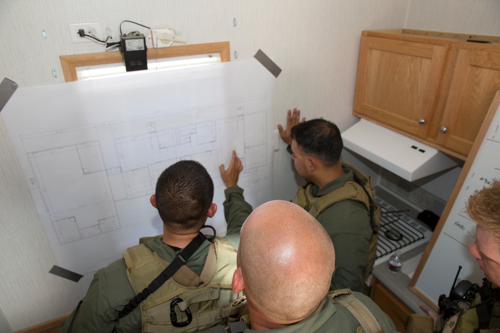 Marine Corps Logistics Base, Barstow Special Reaction Team trains at Fort Irwin
