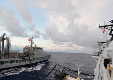 USCG Cutter refuels at sea with HMAS Success during RIMPAC 2014