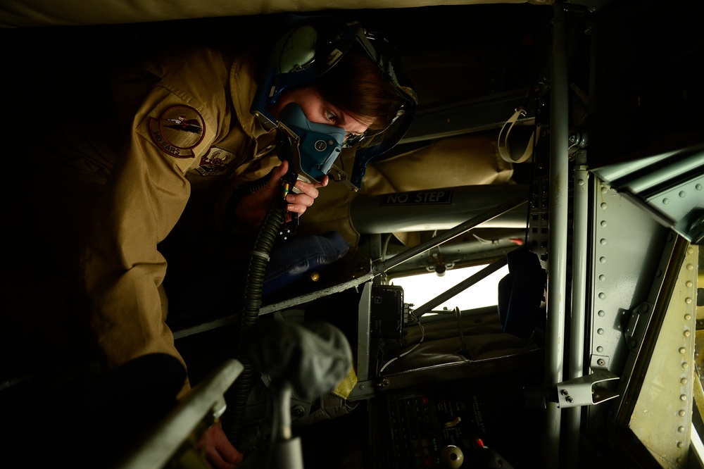 KC-135 air refueling