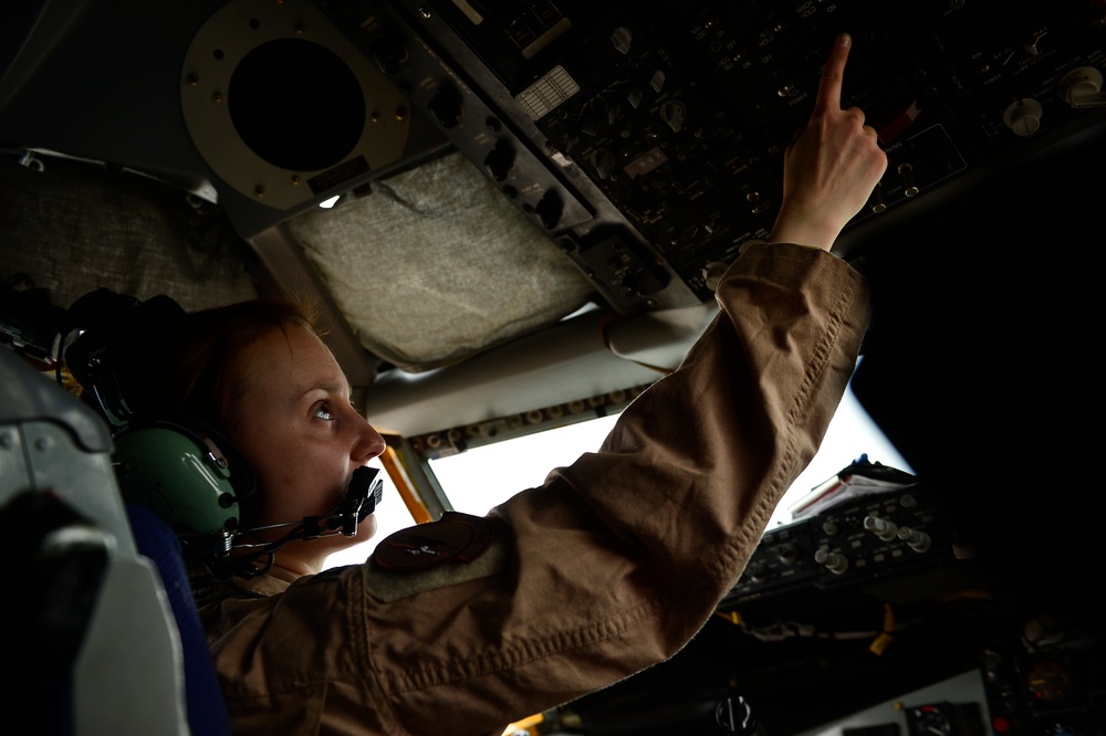 KC-135 air refueling