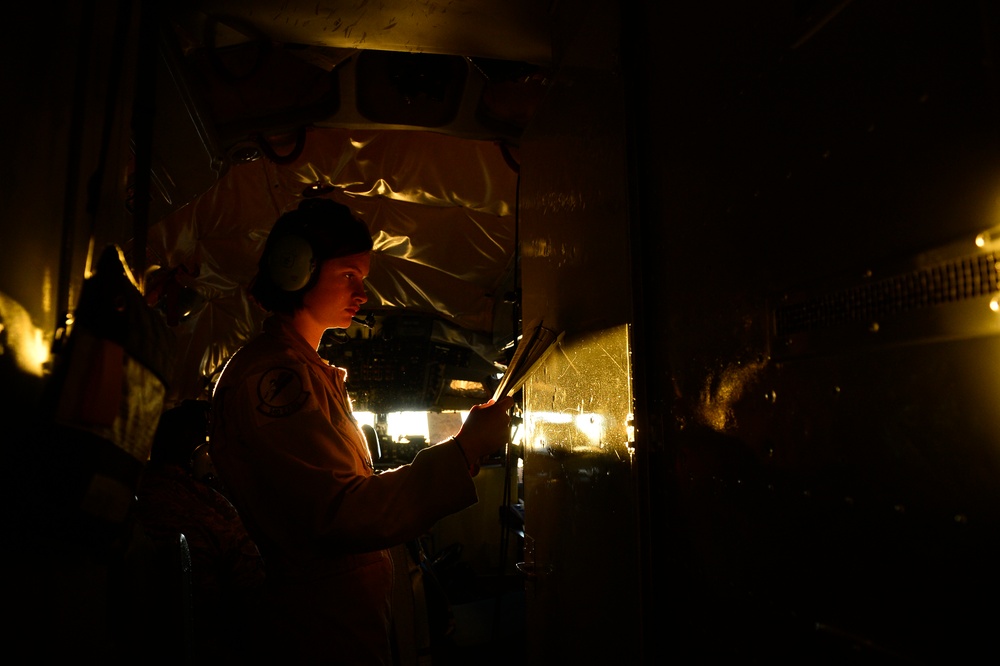 KC-135 air refueling