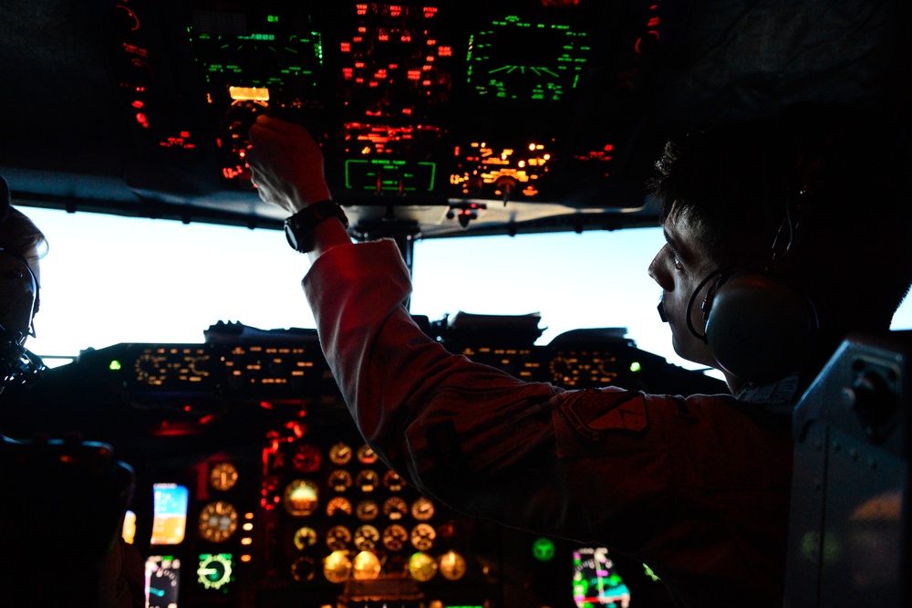 KC-135 air refueling