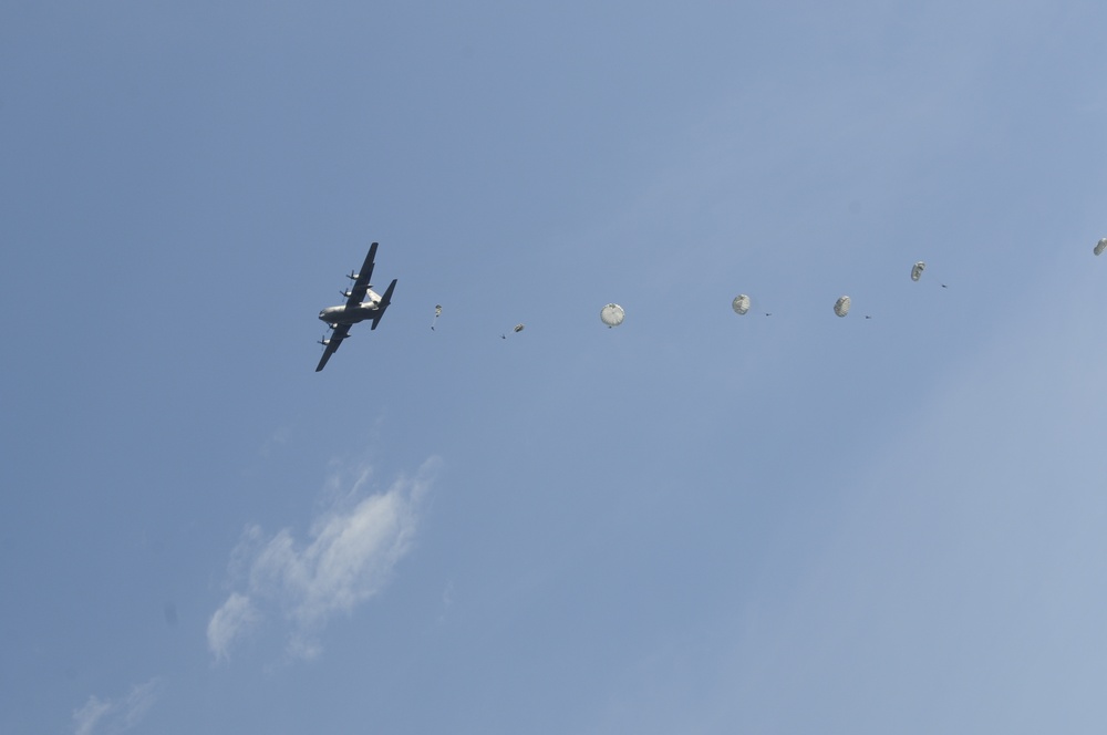 International paratroopers take part in friendship jump at Fuerzas Comando 2014