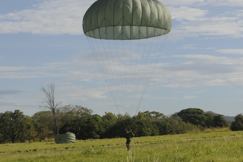 International paratroopers take part in friendship jump at Fuerzas Comando 2014