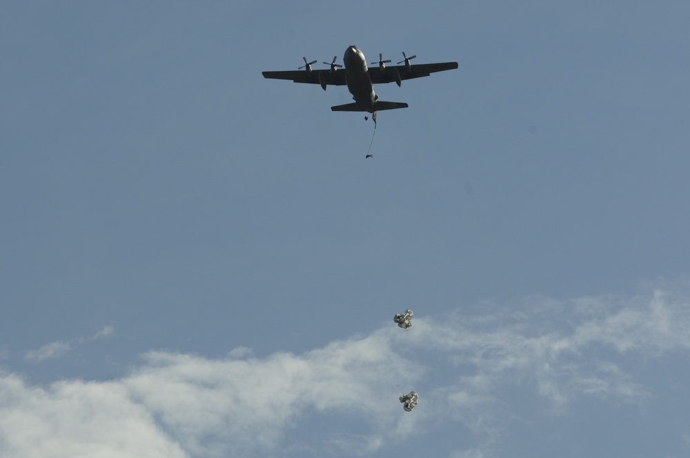 International paratroopers particapte in friendship jump during Fuerzas Comando