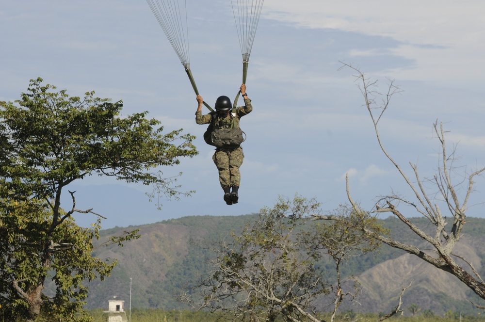 International paratroopers participate in friendship jump during Fuerzas Comando
