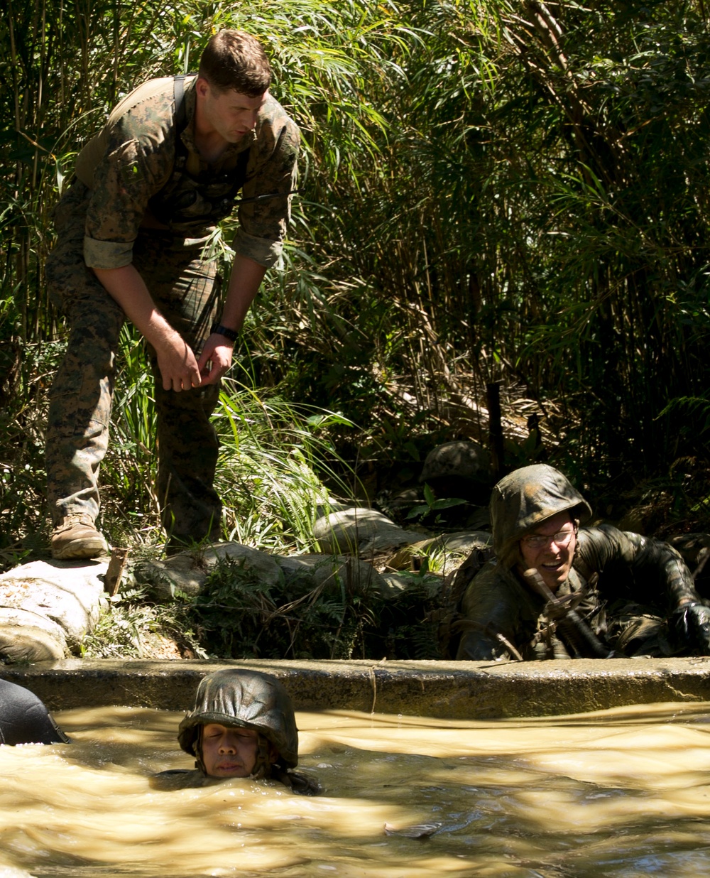Corpsmen, airmen embrace jungle to learn medical techniques