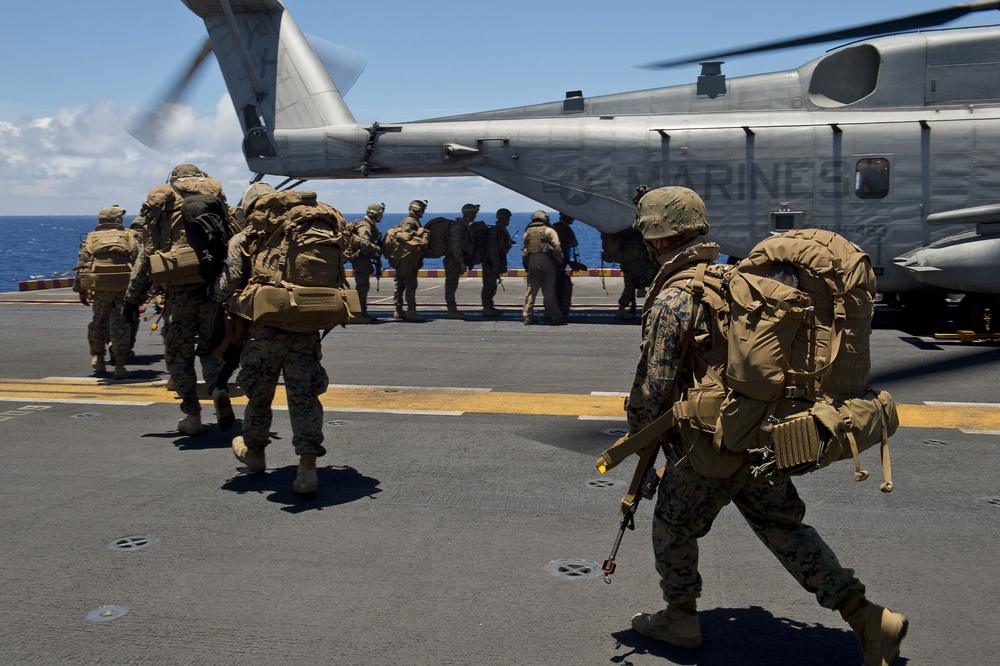 Marines disembark USS Peleliu (LHA 5)