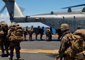 Marines disembark USS Peleliu (LHA 5)