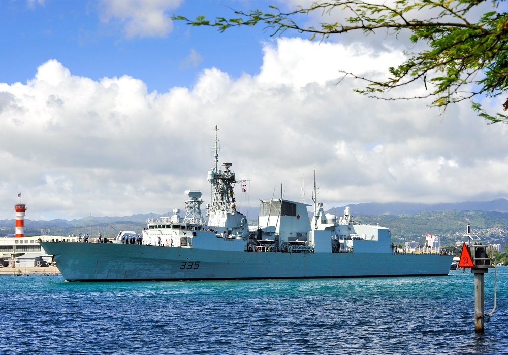 HMCS Calgary departs Pearl Harbor