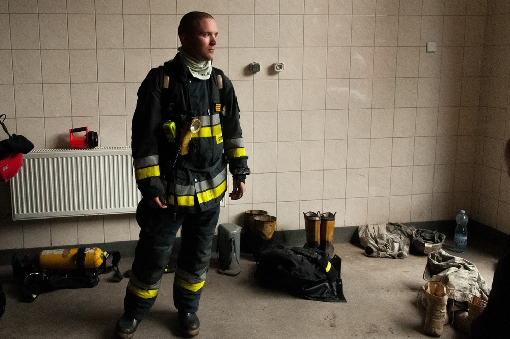 Local Polish firefighters train paratroopers