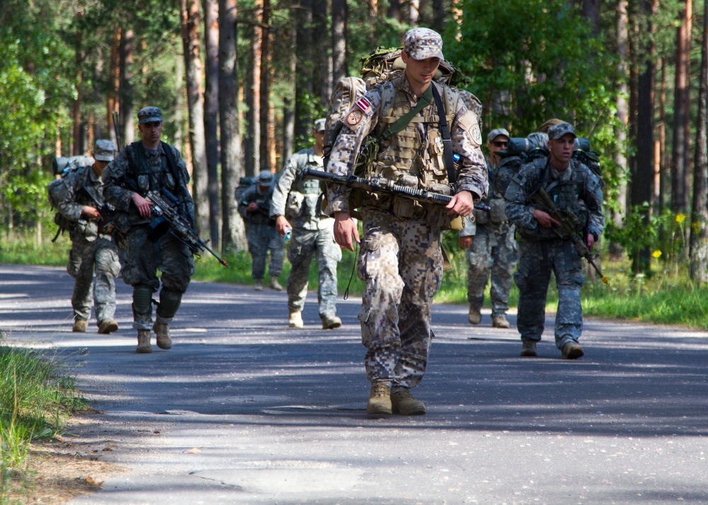 Paratroopers, Latvians work together to develop leaders