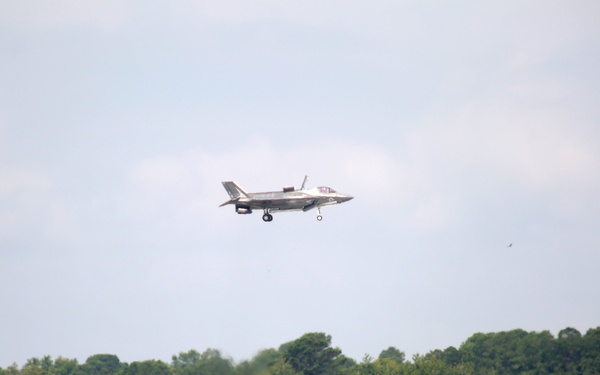 First MCAS Beaufort F-35B STOVL landing