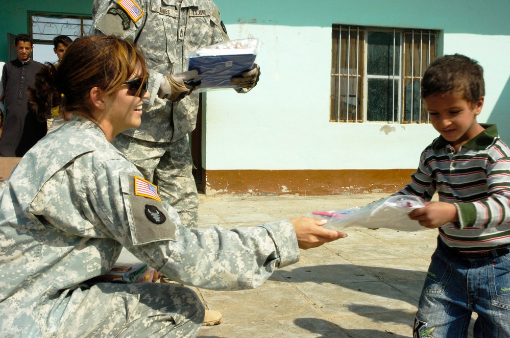 Soldier gives Iraqi boy school supplies