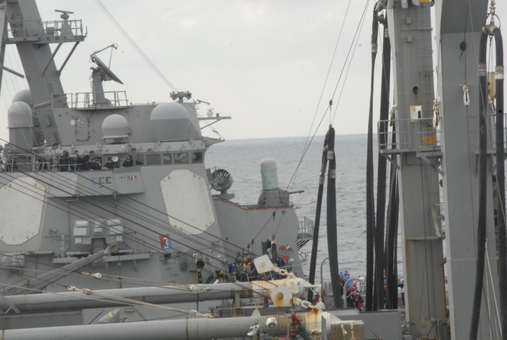 USS Cole, USS Mahan conduct replenishment with USNS Kanawha