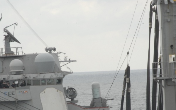 USS Cole, USS Mahan conduct replenishment with USNS Kanawha