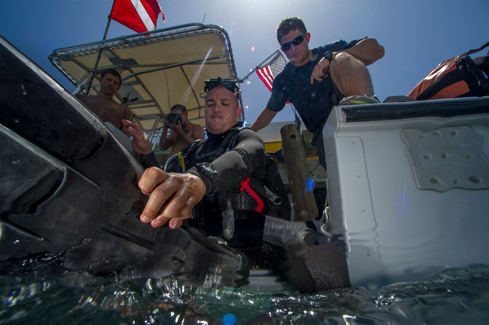 GTMO Divers support Underwater Photo Team