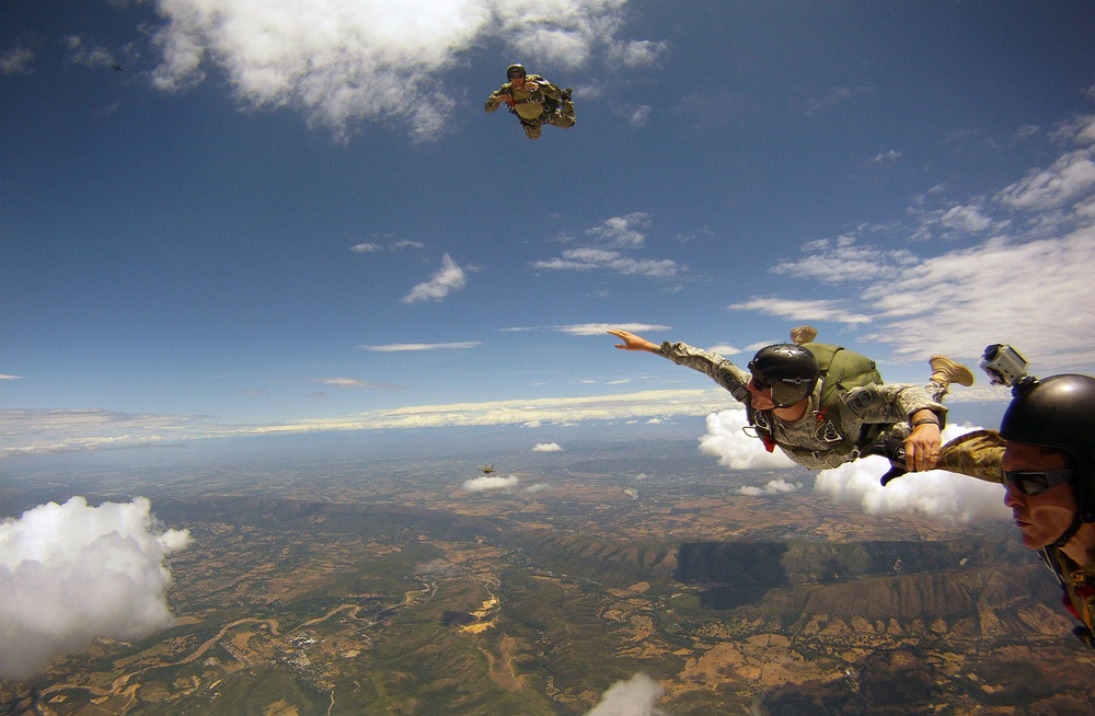 US, Colombian parachutists participate in combined free fall during Fuerzas Comando 2014