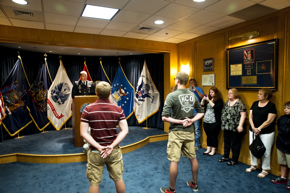 Civilians enlist at Niagara Falls ARS MEPS