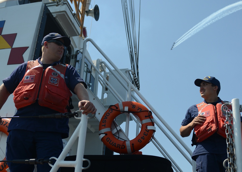 Coast Guard ensures boater safety during 2014 Boeing Seafair Airshow