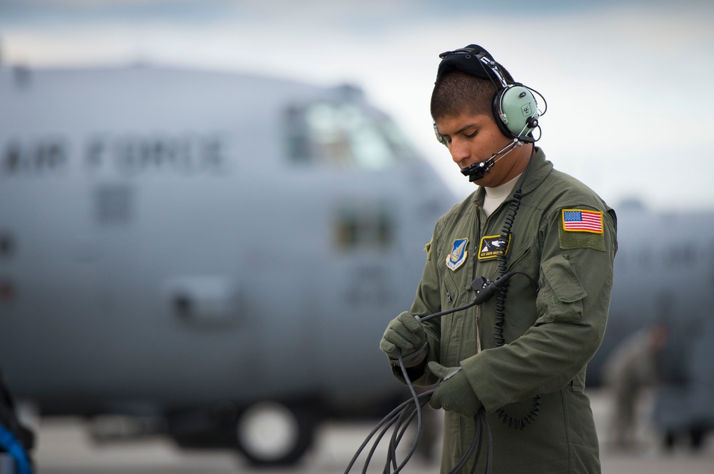 Eagle airlifters take to the Alaskan skies