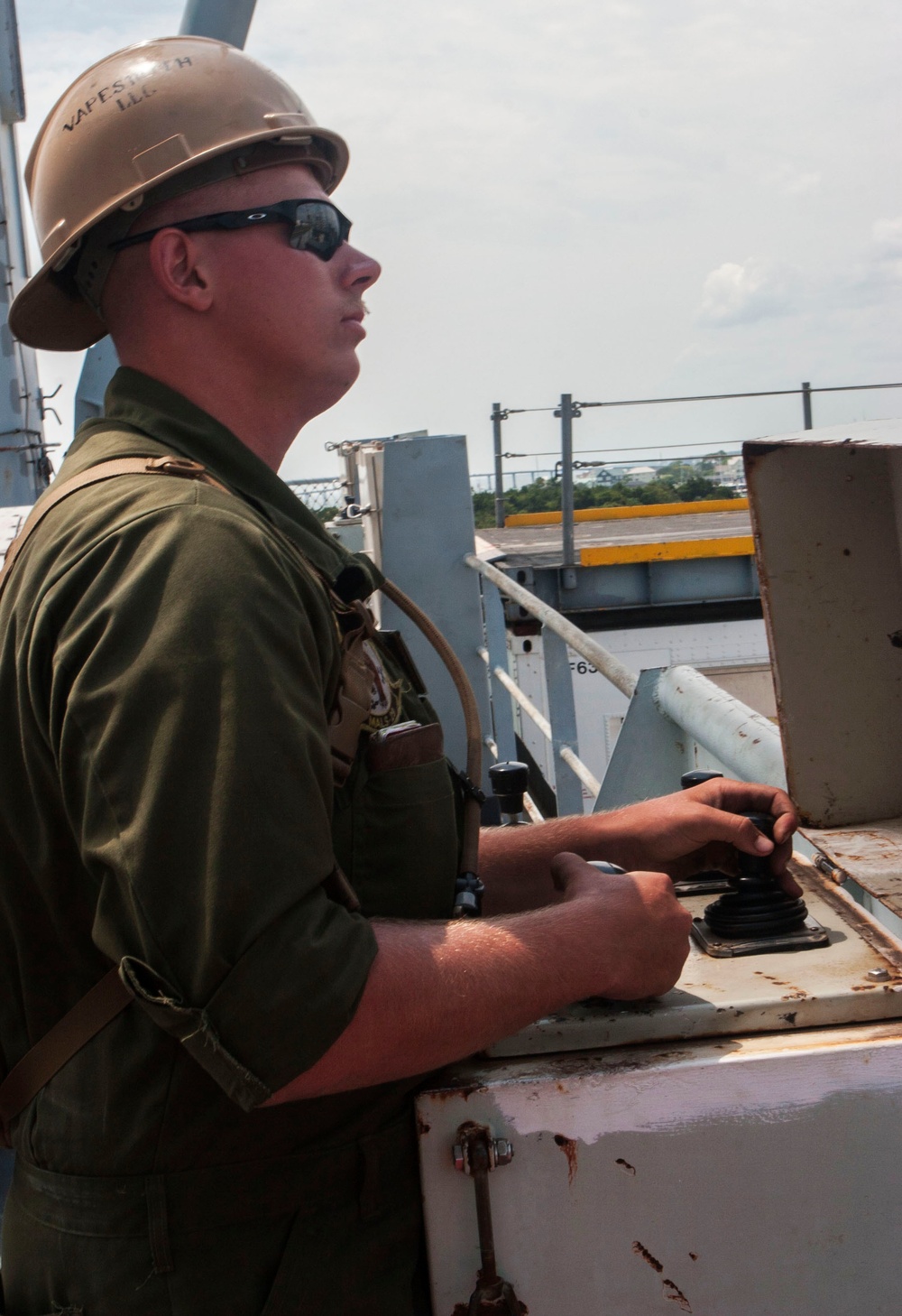 2nd Marine Aircraft Wing Marines load cargo on to USNS Wright