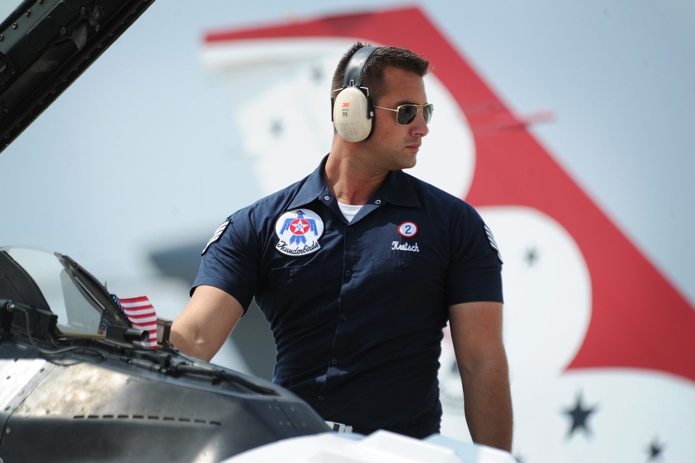 Thunderbirds make history with first appearance at Oshkosh