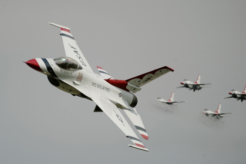 Thunderbirds make history with first appearance at Oshkosh