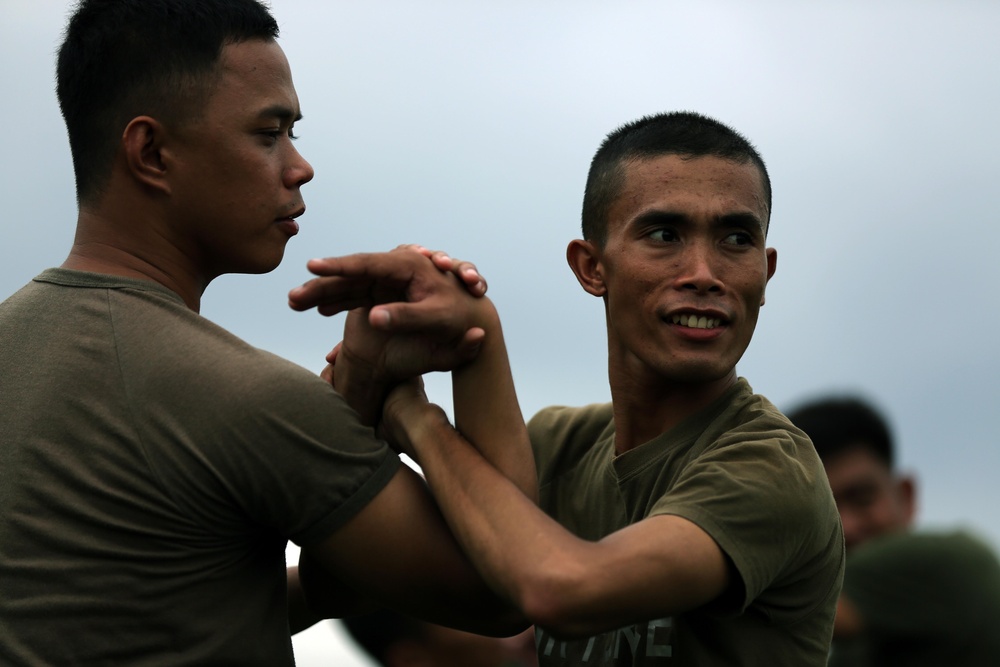 Philippines host US Marines for non-lethal weapons exercise 2014