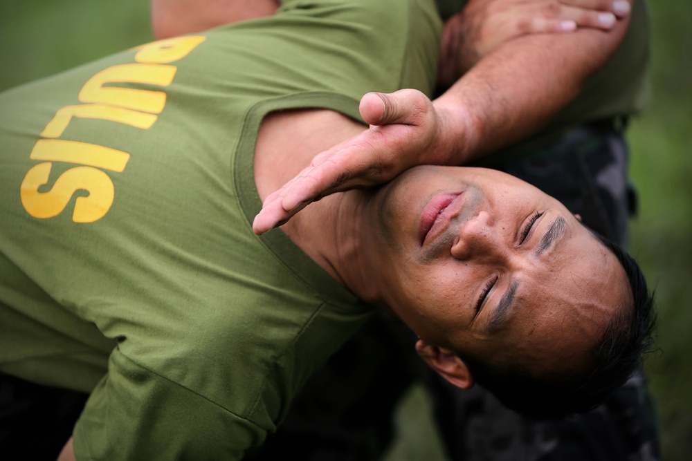 Philippines host US Marines for non-lethal weapons exercise 2014