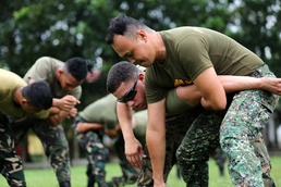 Philippines host US Marines for non-lethal weapons exercise 2014