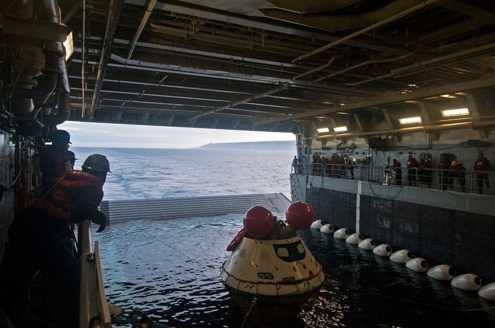 USS Anchorage sailors test line tending