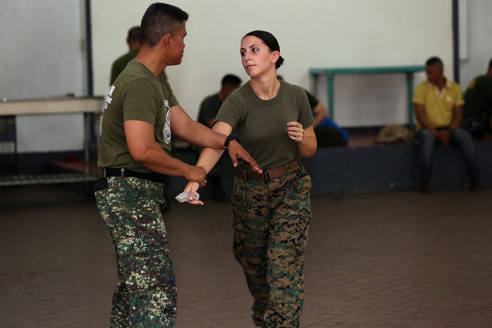 Armed Forces of the Philippines and National police instruct US Marines