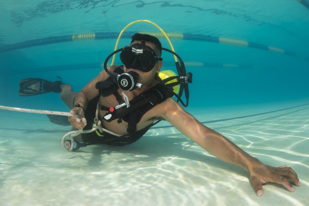 US Navy divers practice emergency dive procedures with Guatemalan divers as part of Southern Partnership Station '14