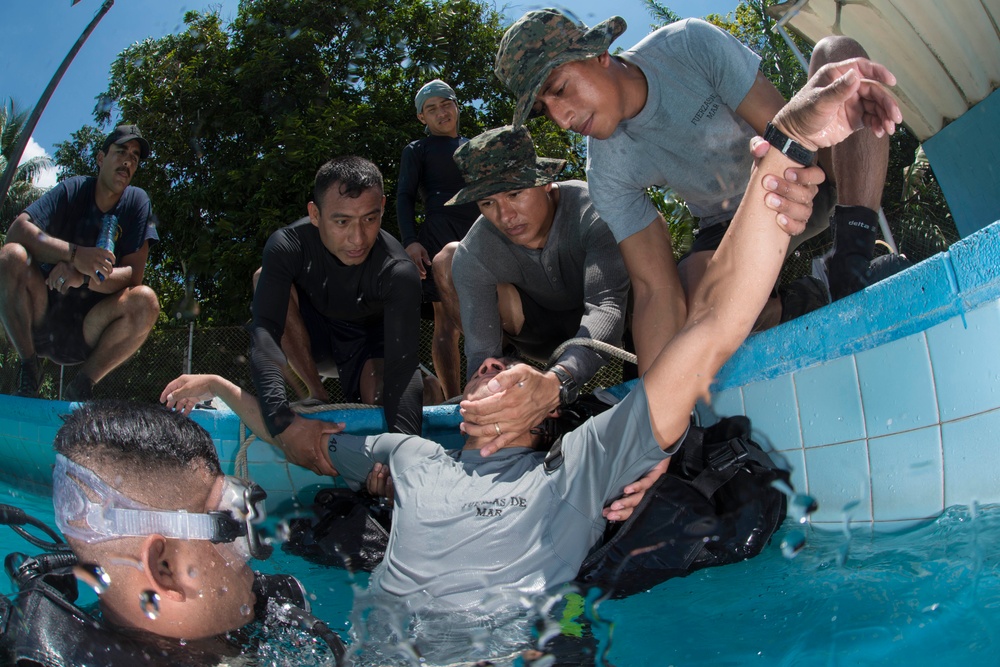 US Navy divers practice emergency dive procedures with Guatemalan divers as part of Southern Partnership Station '14