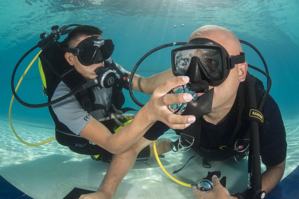 US Navy divers practice emergency dive procedures with Guatemalan divers as part of Southern Partnership Station '14