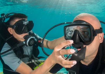 US Navy divers practice emergency dive procedures with Guatemalan divers as part of Southern Partnership Station '14