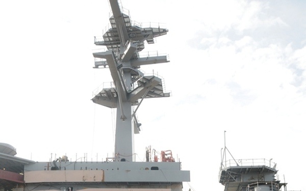 Newport News Shipbuilding installs final mast section on USS Abraham Lincoln
