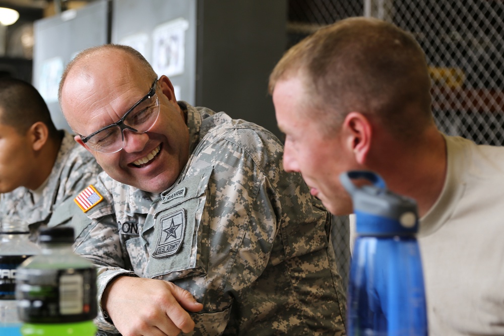 Command sergeant major for the Army National Guard visits with Minnesota National Guard Soldiers