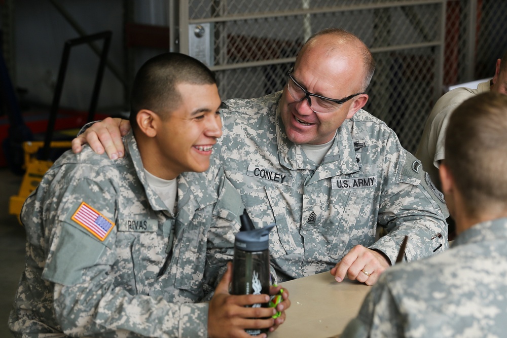 Command sergeant major for the Army National Guard talks with Minnesota National Guard Soldiers