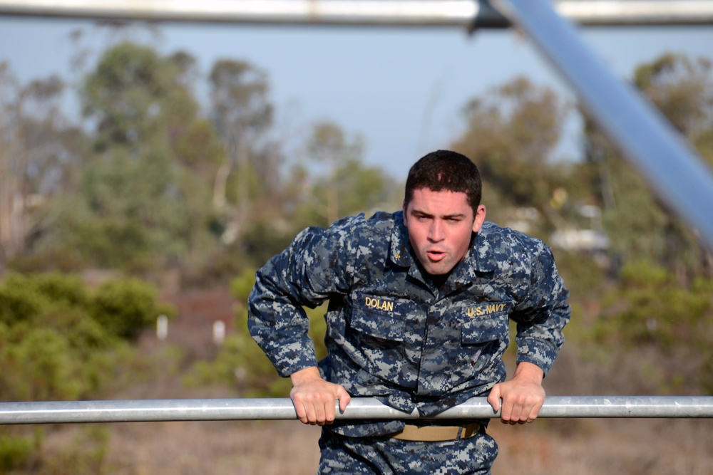 Midshipmen navigate Miramar obstacle course during summer training