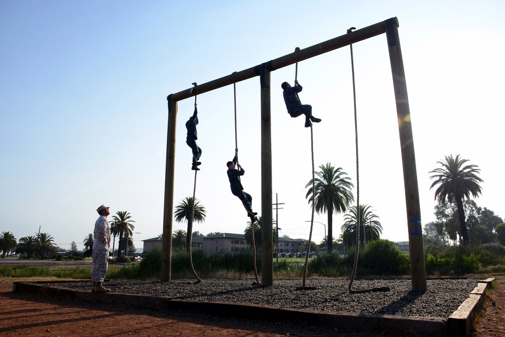 Midshipmen navigate Miramar obstacle course during summer training