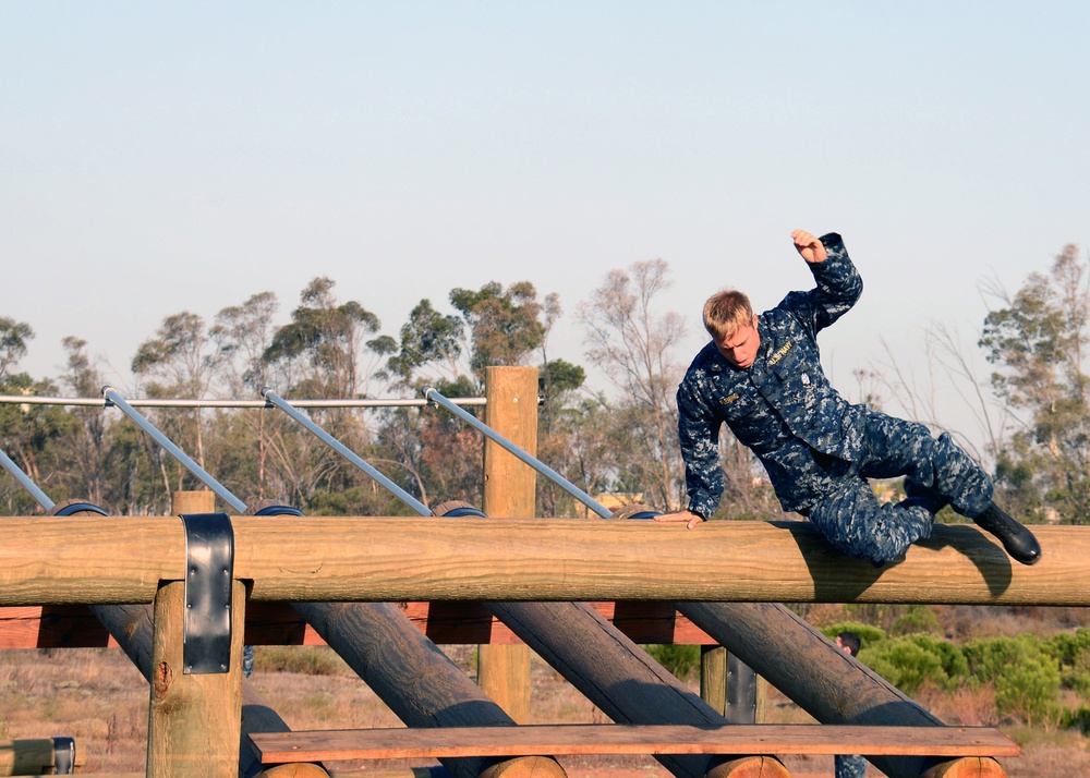 Midshipmen navigate Miramar obstacle course during summer training