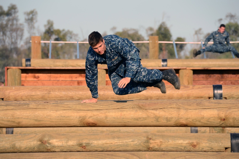 Midshipmen navigate Miramar obstacle course during summer training