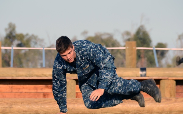 Midshipmen navigate Miramar obstacle course during summer training
