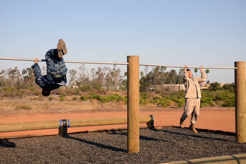 Midshipmen navigate Miramar obstacle course during summer training