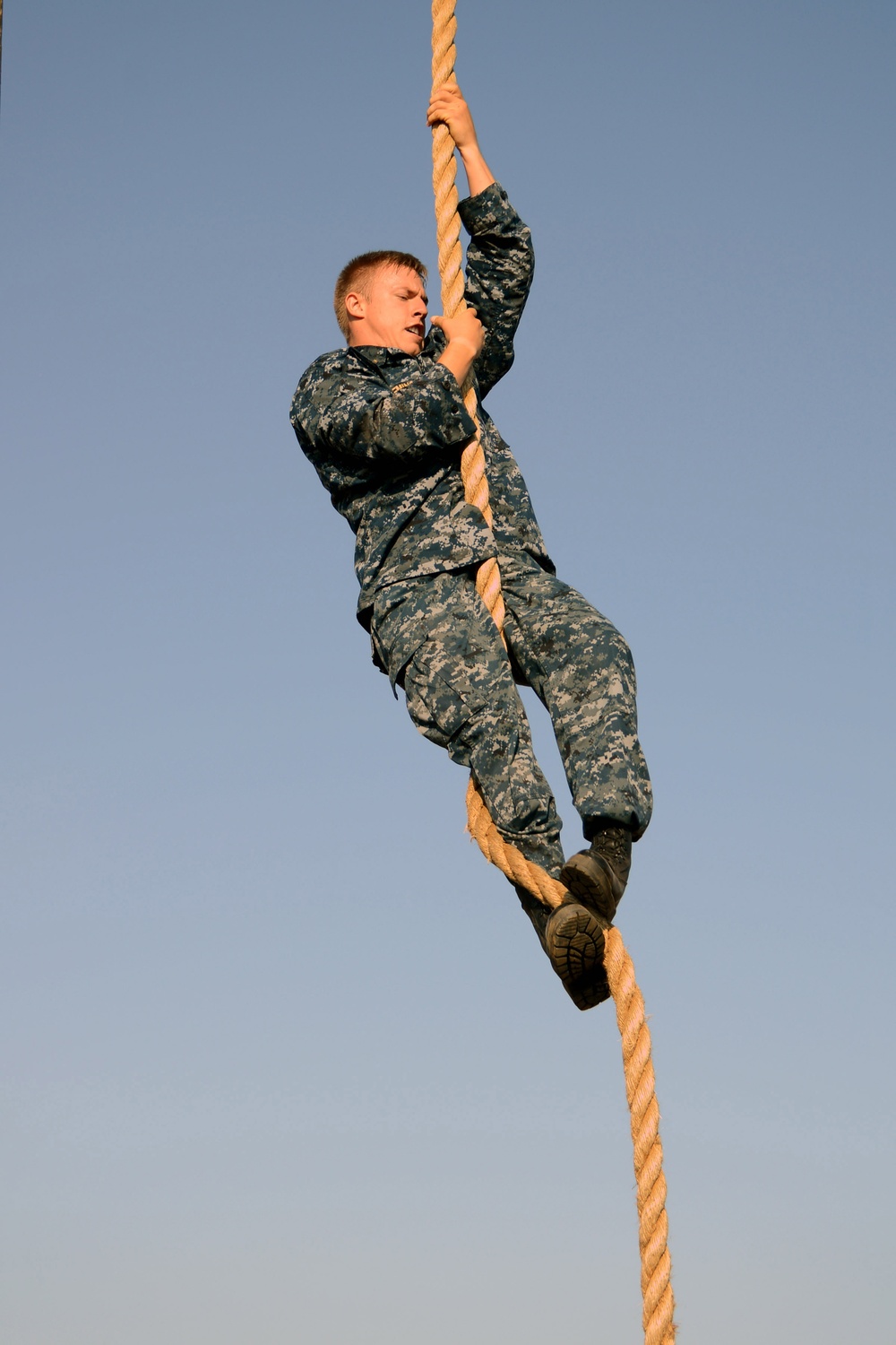 Midshipmen navigate Miramar obstacle course during summer training