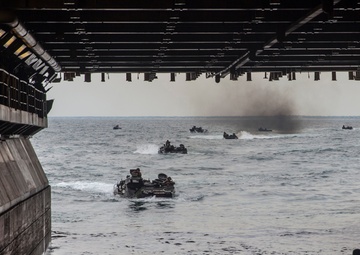 2nd AAB trains with USS Kearsarge to refresh amphibious capabilities