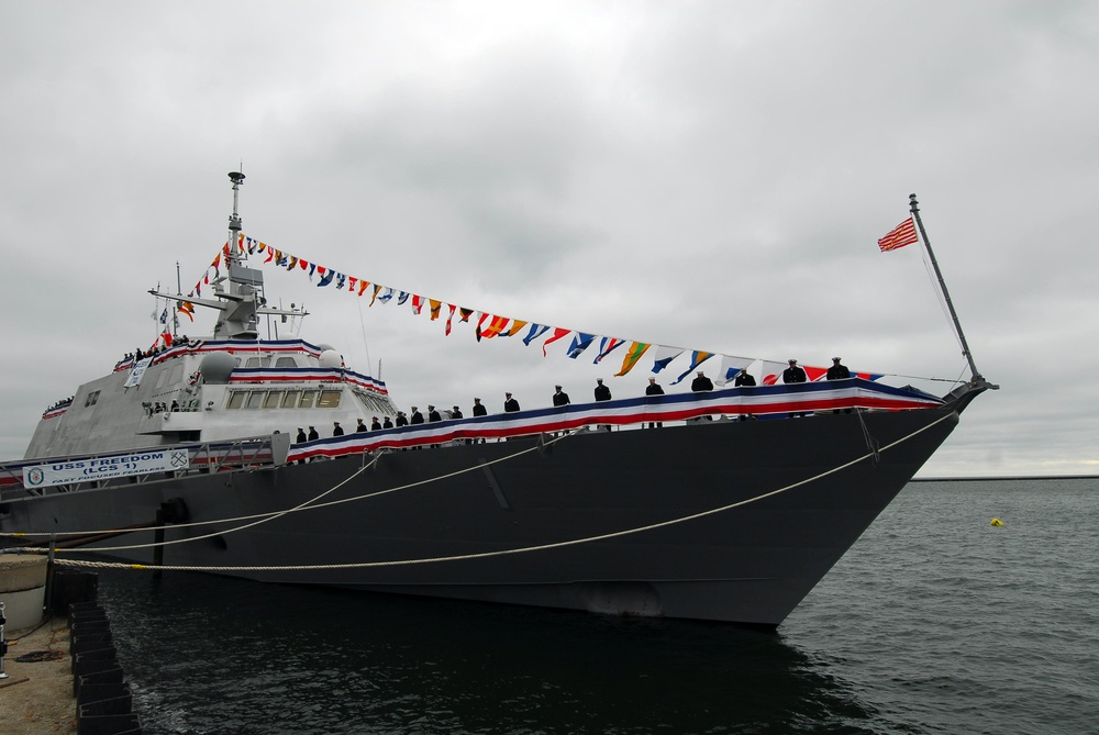 DVIDS Images USS Freedom operations [Image 1 of 8]